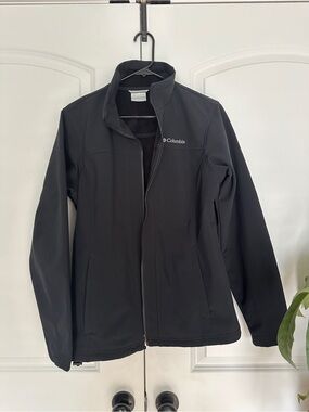 Columbia Women’s Black Lightweight Softshell Jacket